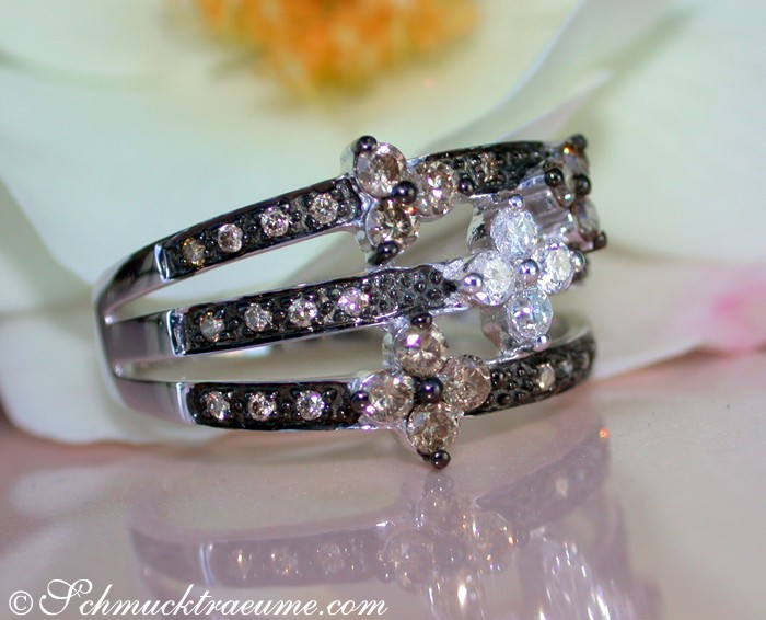 Blütenring aus Weißgold 585 mit naturbraunen und weißen Diamanten, Detailaufnahme