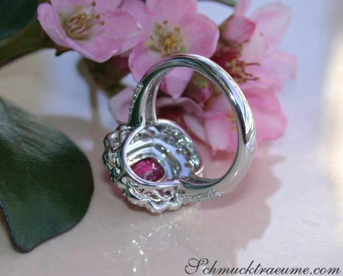 Erstklassiger Rubinring in Weißgold mit Brillanten, detailreich, feminin, auf Blütenblättern