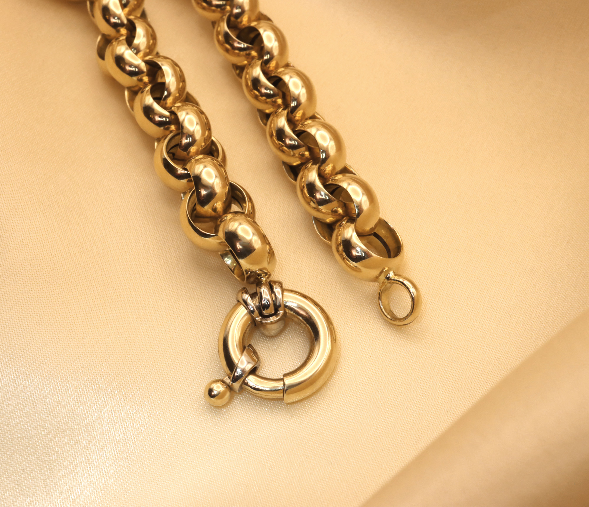 Goldene Kette aus Gelbgold 585/000 mit runden, glänzenden Schlangenketten-Linken und Sicherheitsverschluss, Detailaufnahme.