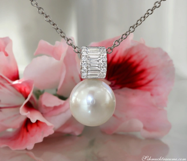 Süßwasserperlen-Anhänger mit Baguette-Diamanten, Weißgold 750, detailreich, elegant, mit Blumen im Hintergrund. Süßwasserperlen-Anhänger mit Baguette-Diamanten, Weißgold 750, detailreich, elegant, mit Blumen im Hintergrund.