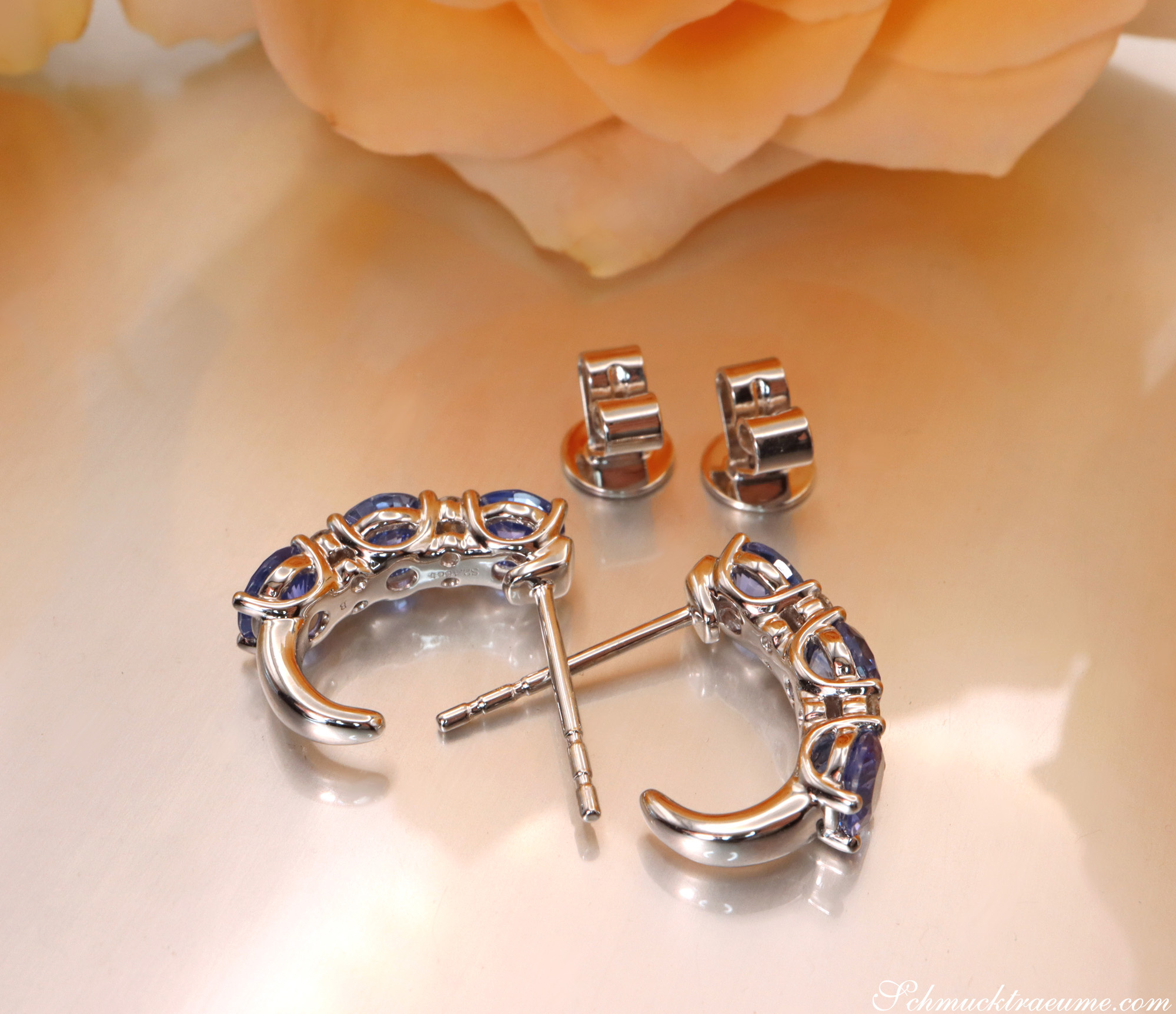 Klassische Halbcreolen mit Saphiren und Brillanten, detailreich präsentiert