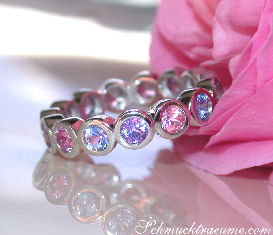 Memory Ring mit Saphiren in Pastellfarben auf Silberbasis