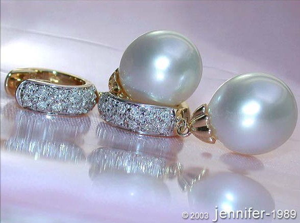 Gelbgold-Ohrringe mit 12-13 mm Südseeperlen und Diamanten, Detailansicht.