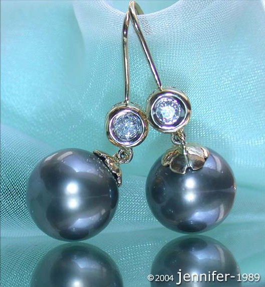 Gelbgold 585 Ohrhänger mit 0.180 Karat Brillanten und 10-11 mm Tahitiperlen, detailreich.