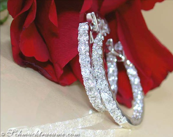 Weißgold 750 Creolen mit Brillanten, Detailaufnahme, rote Rose im Hintergrund