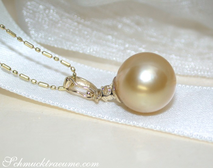 Goldener Südseeperlen-Anhänger mit Brillant auf goldenem Kettchen