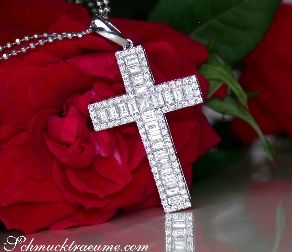 Diamantkreuzanhänger mit Baguette-Diamanten auf Rosenblüte