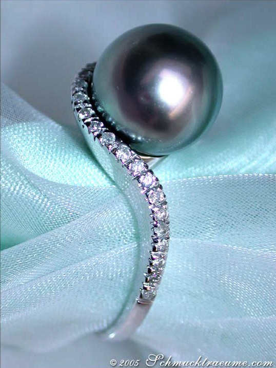 Weißgoldring mit Tahitiperle und Brillanten, Detailaufnahme, elegant, klassisch