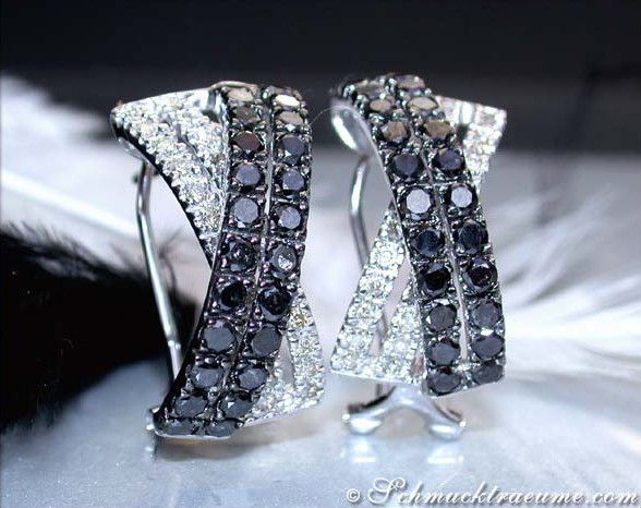 Klassische Ohrringe mit überkreuzten schwarzen Diamanten in Weißgold 585