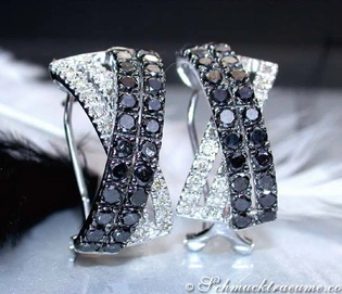 Klassische Ohrringe mit überkreuzten schwarzen Diamanten in Weißgold 585