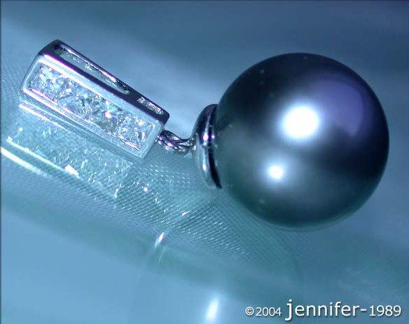 Weißgold-Anhänger mit Tahitiperle und Diamanten, Detailaufnahme, elegant und dezent.