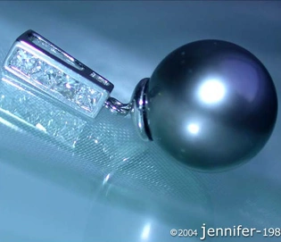 Weißgold-Anhänger mit Tahitiperle und Diamanten, Detailaufnahme, elegant und dezent.