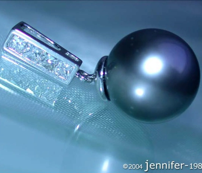 Weißgold-Anhänger mit Tahitiperle und Diamanten, Detailaufnahme, elegant und dezent. Weißgold-Anhänger mit Tahitiperle und Diamanten, Detailaufnahme, elegant und dezent.