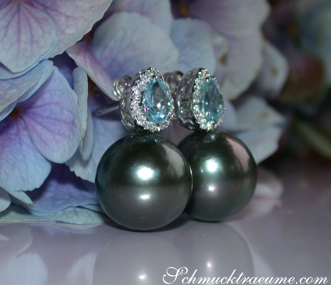 Tahitiperlen-Ohrstecker mit Aquamarin und Diamanten, Detailaufnahme auf Blütenhintergrund