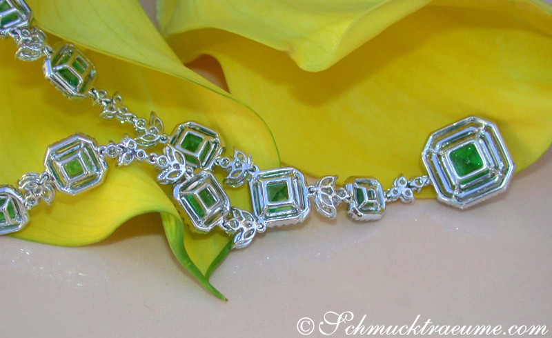 Detail des Smaragd-Colliers mit Brillanten auf gelbem Blatt