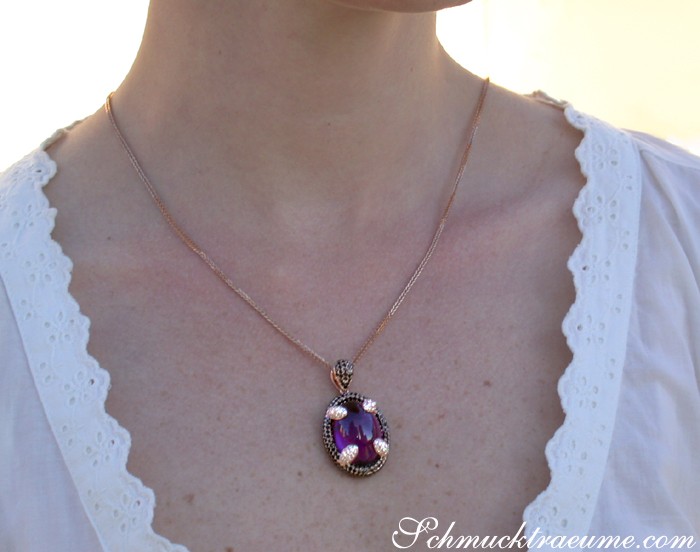 Detail eines Amethyst-Anhängers mit Diamanten in Roségold 750, getragen auf weißem Oberteil