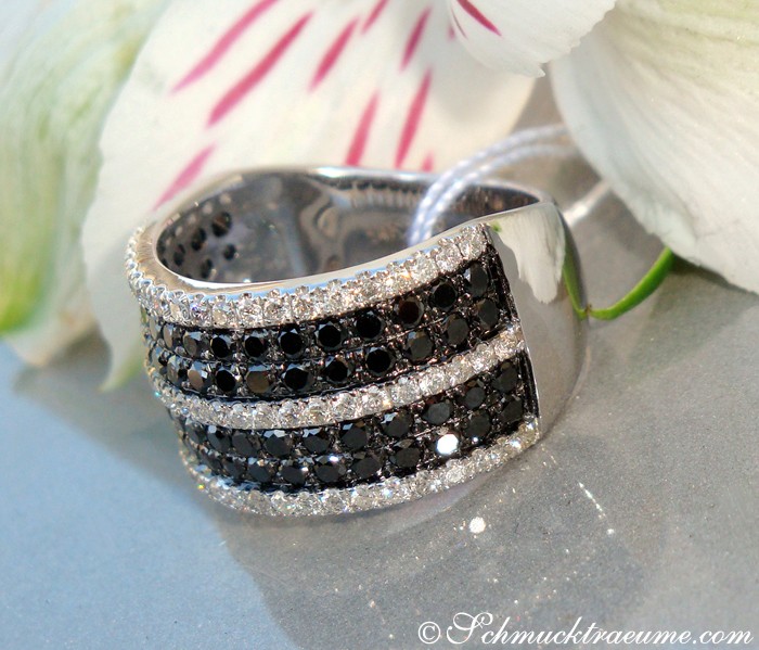 Schwarz-Weißgold-Ring mit Diamanten und schwarzen Diamanten, Detailaufnahme, elegantes Design