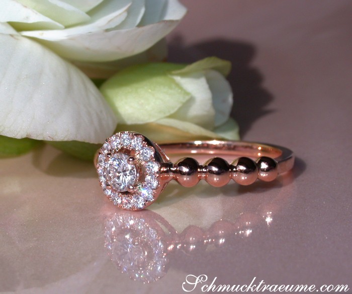 Klassischer Brillantenring mit Roségold und Diamanten, Detailaufnahme