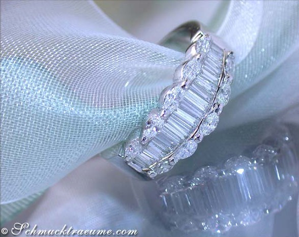 Edler Trapez- und Marquise-Diamant-Ring auf Silbergewebe