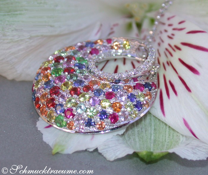 Weißgold-Anhänger mit Regenbogen-Saphir-Steinen und Brillanten, Detailaufnahme, auf Blüte platziert