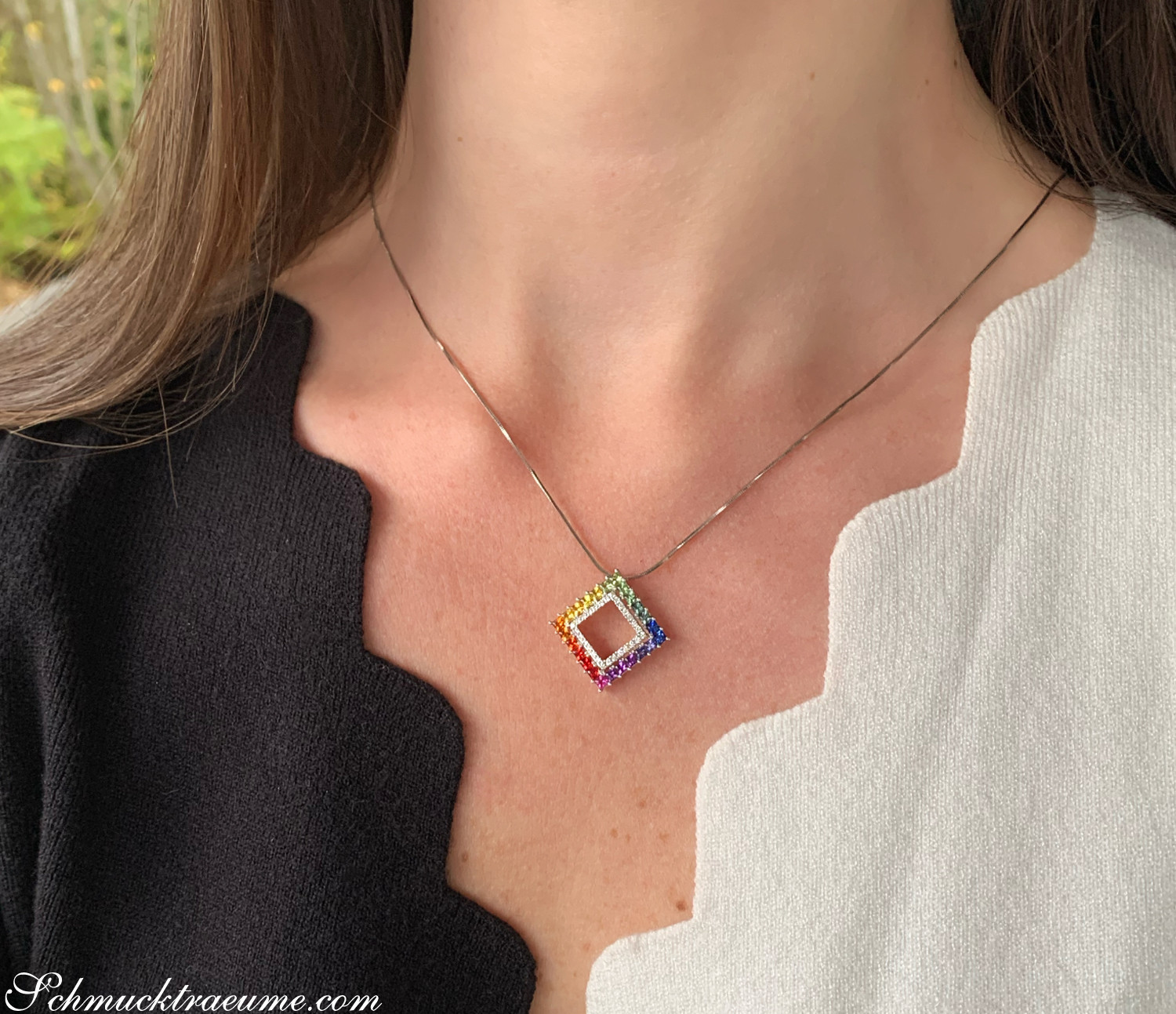 Kleines Detailbild des Regenbogen-Saphir-Anhängers mit Brillanten in Weißgold 750.