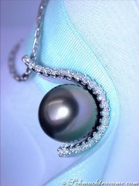 Weißgold-Tahitiperlenanhänger mit Brillantenkranz, Detailansicht