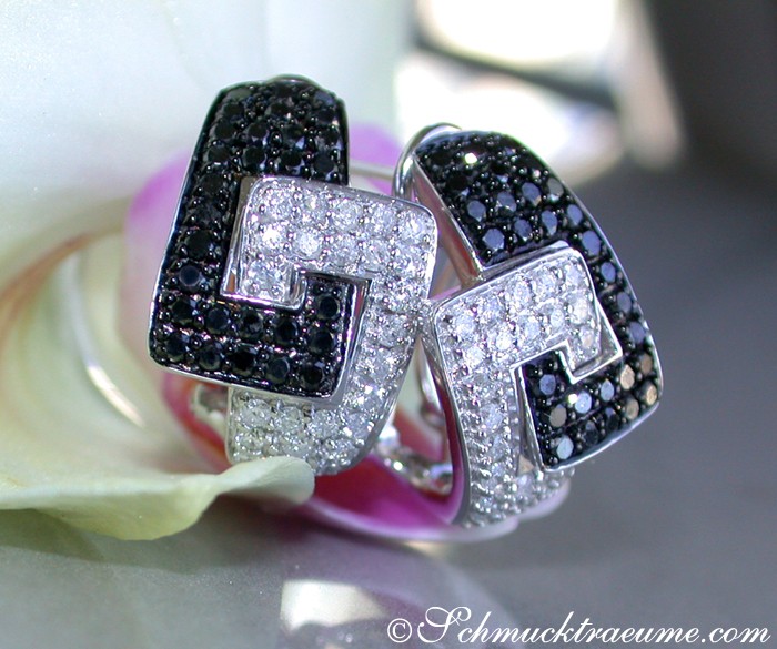 Extravagante Diamant-Ohrstecker in Weißgold mit schwarz-weißen Steinen