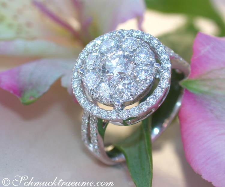 Erlesener Halo-Diamantring auf Hand, detailreiches Weißgold, funkelndes Brillanten-Halo