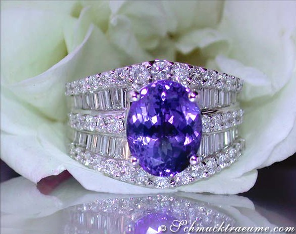 Auffallender Tansanit-Ring mit Diamanten in Weißgold 750