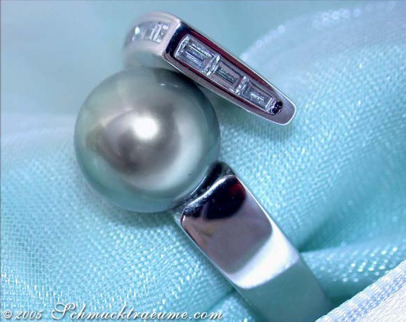Interessanter Tahitiperlen-Ring mit Diamanten, Detailaufnahme, glänzender Perle, eleganter Schmuck.