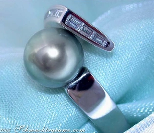 Interessanter Tahitiperlen-Ring mit Diamanten, Detailaufnahme, glänzender Perle, eleganter Schmuck.