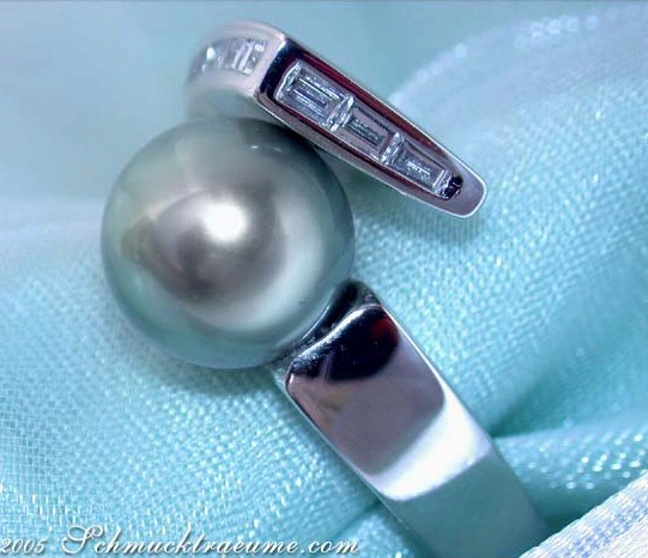 Interessanter Tahitiperlen-Ring mit Diamanten, Detailaufnahme, glänzender Perle, eleganter Schmuck. Interessanter Tahitiperlen-Ring mit Diamanten, Detailaufnahme, glänzender Perle, eleganter Schmuck.