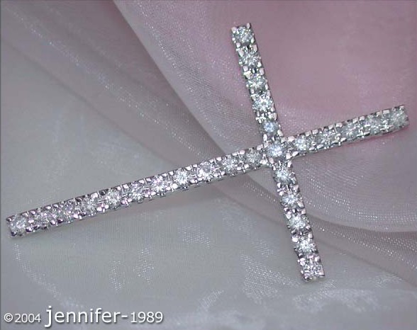Schlichter Diamantkreuzanhänger auf Tüll, Detailansicht