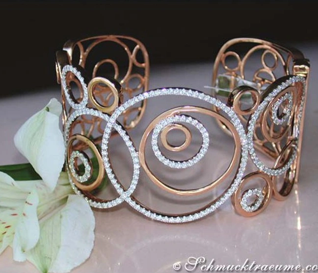 Roségold-Armreif mit Brillanten, spiralförmig, Detailaufnahme Roségold-Armreif mit Brillanten, spiralförmig, Detailaufnahme