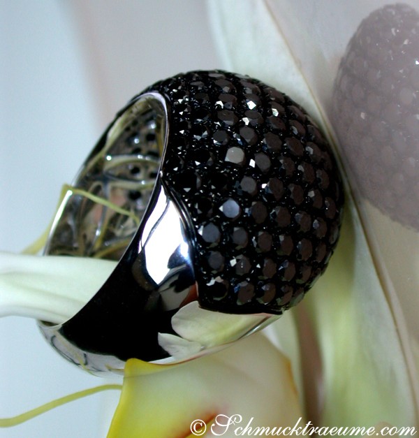 Schwarzer Diamant Dome Ring in Weißgold, Detailaufnahme auf Blume liegend