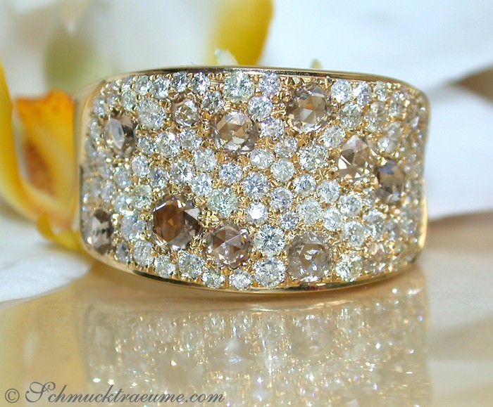 Goldener Ring mit feinen weißen und naturbraunen Brillanten, Detailansicht von oben.