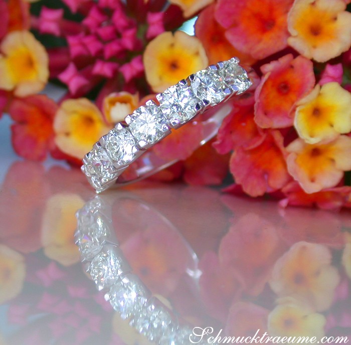 Weißgold-Diamant-Halb-Memory-Ring, detailreich, floraler Hintergrund