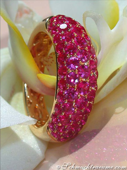 Rubin-Pavé-Ring in Gelbgold 585, detailreiches Design auf Blüte