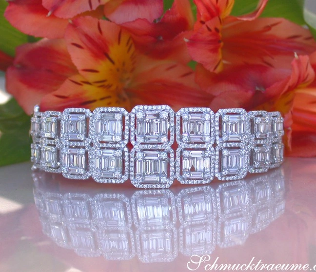 Glänzender Diamant-Armreif mit Baguette-Diamanten auf Blumenhintergrund Glänzender Diamant-Armreif mit Baguette-Diamanten auf Blumenhintergrund