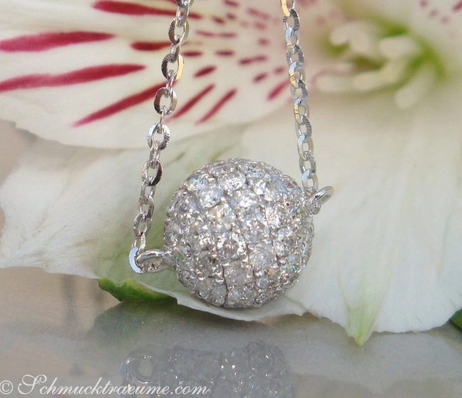 Strahlende Diamantkugel auf Kette, Detailaufnahme, elegant und zart Strahlende Diamantkugel auf Kette, Detailaufnahme, elegant und zart