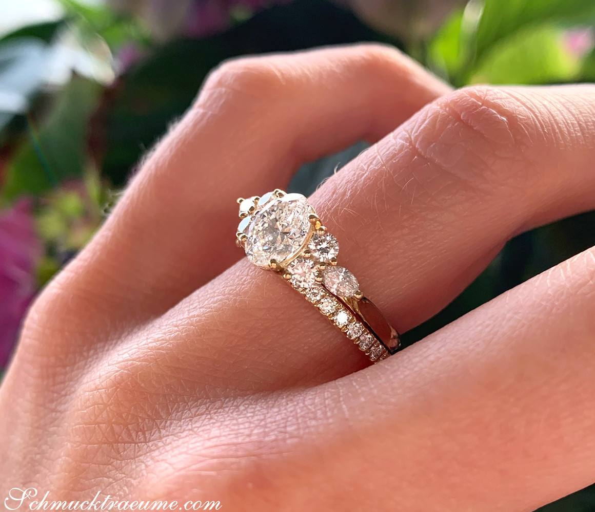 Klassischer Diamant Solitär-Ring im Ovalschliff, detailreich mit Brillanten und Marquise-Stones verziert