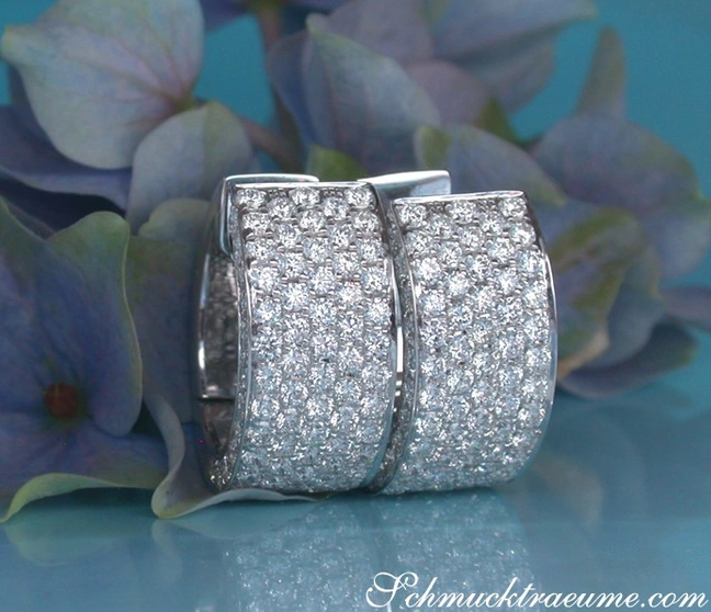 Diamantohrringe in Weißgold 750, detailreich, blühende Blüten im Hintergrund Diamantohrringe in Weißgold 750, detailreich, blühende Blüten im Hintergrund