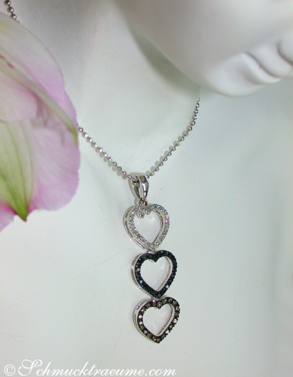 Herz-Anhänger mit Diamanten in Weißgold, Detailaufnahme auf weißem Hintergrund