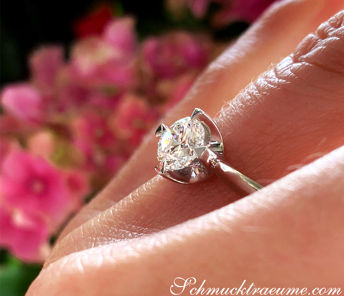 Klassischer Brillant Solitär-Ring in Weißgold, Detailaufnahme auf der Hand
