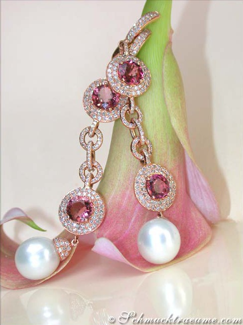 Klassische Ohrgehänge mit Südseeperlen, Turmalinen und Brillanten in Roségold