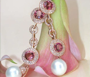 Klassische Ohrgehänge mit Südseeperlen, Turmalinen und Brillanten in Roségold