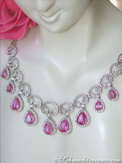 Pink Saphir-Collier mit Brillanten, Detailansicht, elegante Schmuckform auf Puppenkopf.