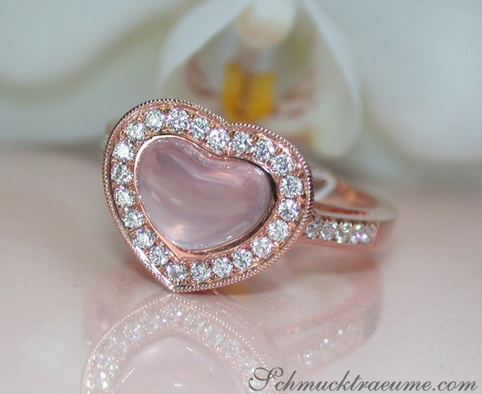 Rosenquarz Herz Ring in Roségold 750 mit Brillanten, detailreich, feminin.