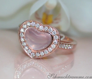 Rosenquarz Herz Ring in Roségold 750 mit Brillanten, detailreich, feminin.