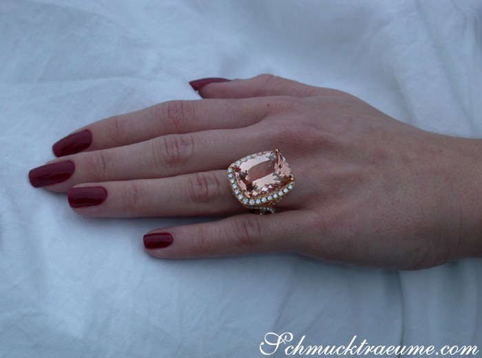 Prachtvoller Morganit-Ring mit Brillanten auf weißem Hintergrund